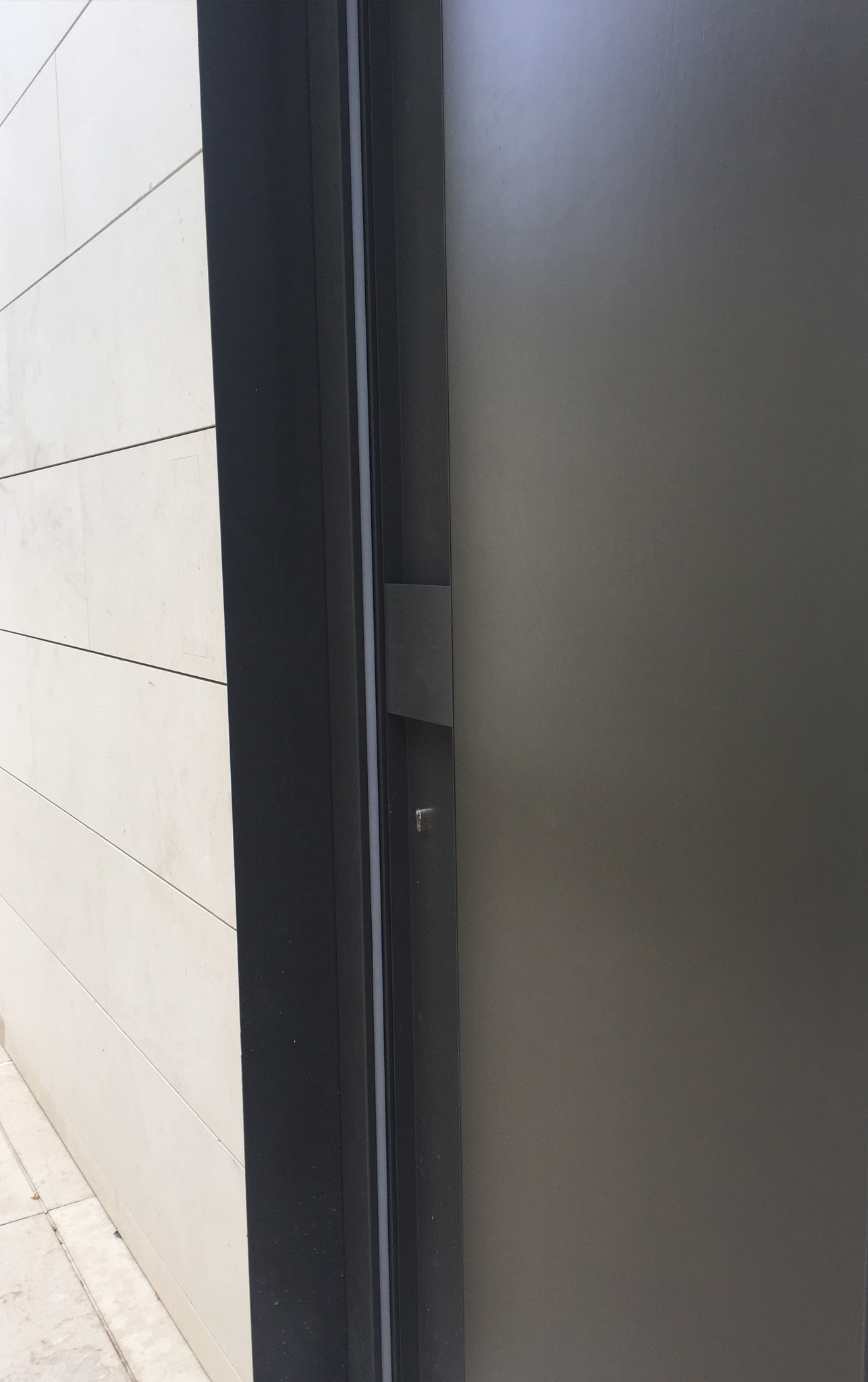Puerta Create especial con luz led integrada para vivienda plurifamiliar